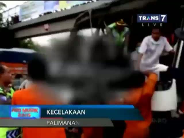 Bus Rukun Sayur Tabrak Tiang Jembatan di Tol Palikanci