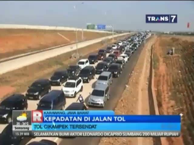 Tol CIkampek Tersendat Hingga 12 Km
