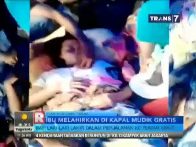 Ibu Ini Melahirkan di Atas Kapal Mudik Gratis