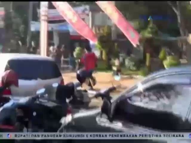 Terlambat Apel, Puluhan PNS Bersembunyi di Balik Kendaraan