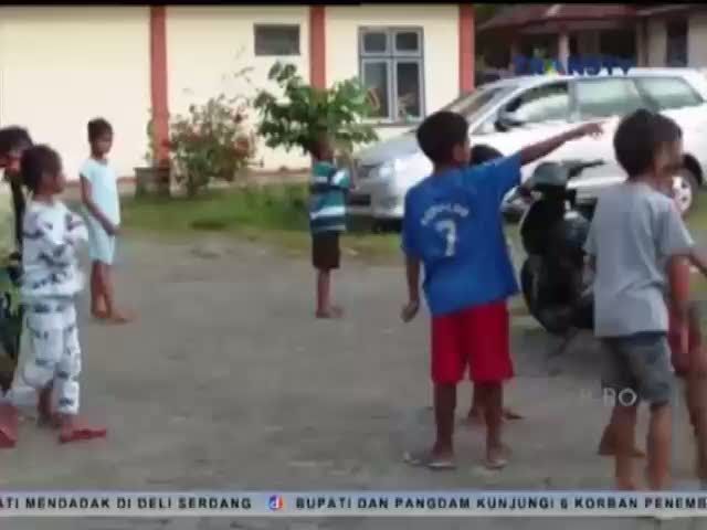 Anak-Anak Harus Bolos Sekolah