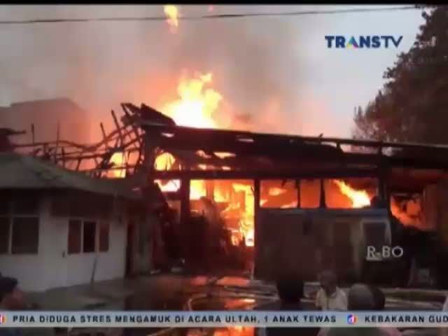 Gudang Kayu Terbakar