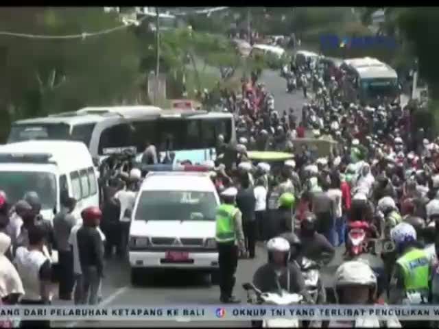 Kecelakaan Beruntun, 2 WNA Terjepit Badan Mobil