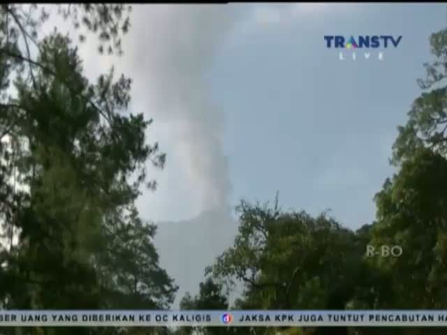 Siswa SD Membersihkan Sekolah dari Abu Vulkanik