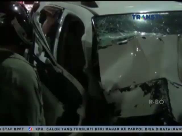  Saat Ganti Ban Bocor, Mobil Ini Ditabrak dan 1 Korban Tewas