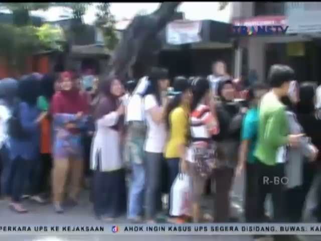 Warga Rebutan Karcis Beli Perlengkapan Sekolah