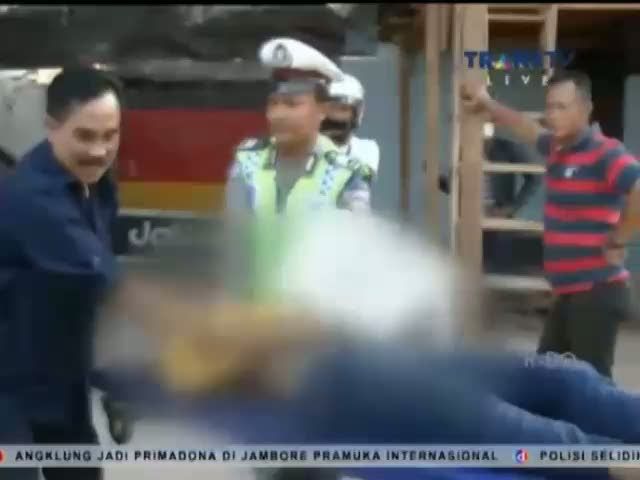 Ugal-ugalan di Jalan, Tewas Dihantam Truk