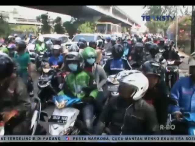 Tabrakan Metromini vs Bus Kota, Sopir Terjepit