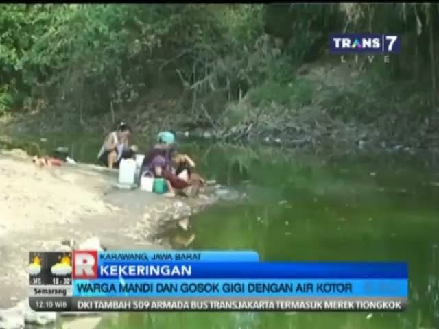 Warga Mandi dan Gosok Gigi dengan Air Kotor