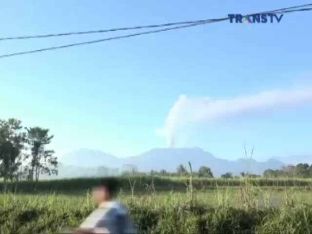 Gunung Raung Kembali Muntahkan Abu Vulkanik, Bandara Ditutup