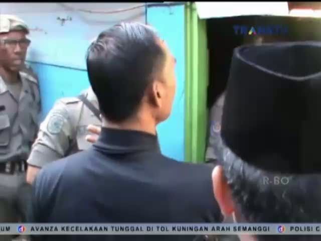 Satpol PP Bongkar Rumah di Saluran Air