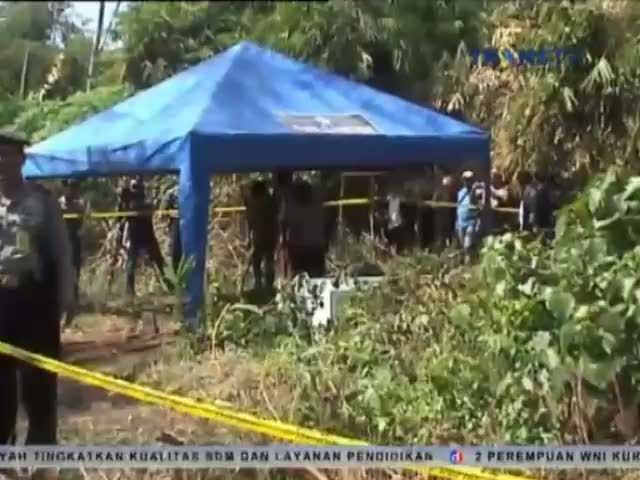 Tangis Keluarga Korban Iringi Pembongkaran Makam Rian