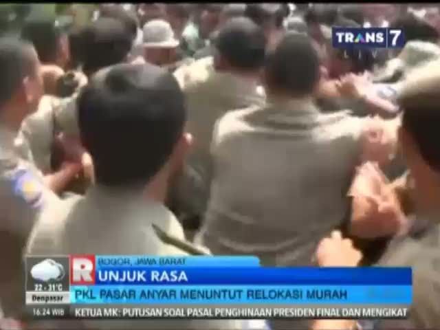 PKL Pasar Anyar Bentrok dengan Satpol PP