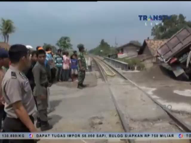 Truk Tertabrak Kereta di Perlintasan Kereta Api Tanpa Palang