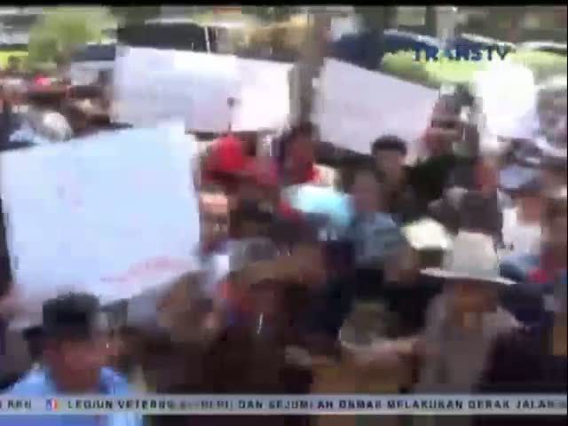 Ribuan Warga Surabaya Menolak Pilkada Diundur