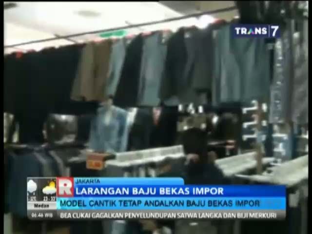 Model Cantik Andalkan Baju Bekas Impor