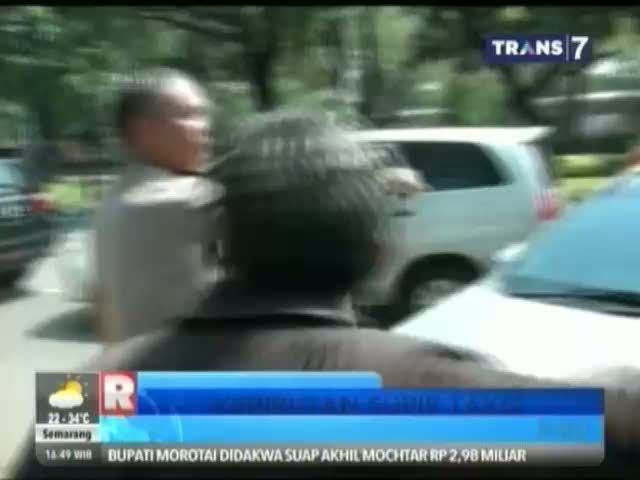 Sopir Taksi Plat Hitam Demo di Kantor BUMN