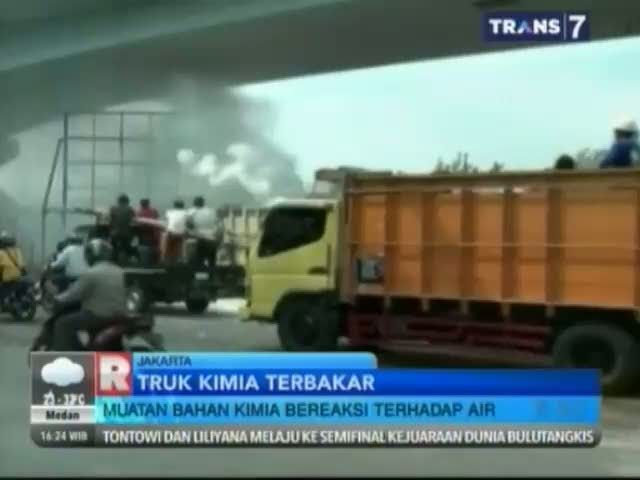 Truk Bahan Kimia Terbakar