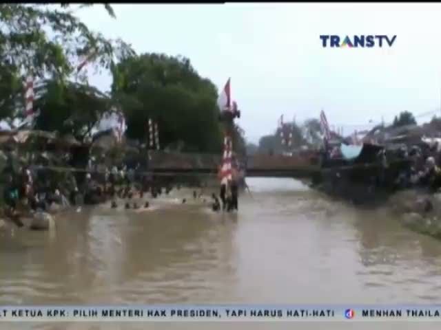 Ratusan Warga Ikuti Lomba Seberang Pinang di Atas Sungai