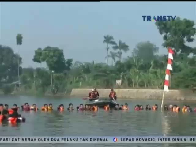 Upacara Bendera Digelar di Tengah Danau