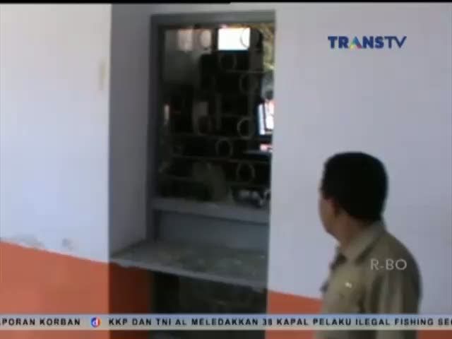 Ratusan Siswa dan Alumni Rusak Gedung Sekolah