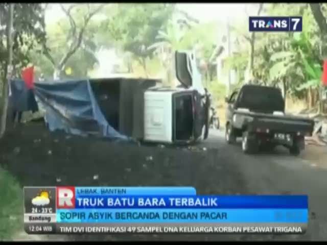 Asyik Bercanda dengan Pacar, Truk Batu Bara Terbalik