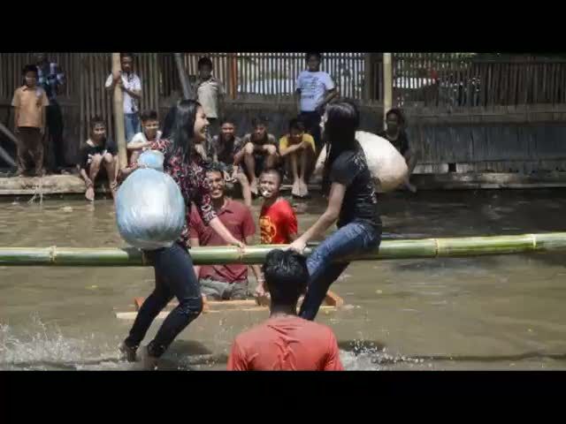 Bak Buk! Dua Gadis Remaja Baku Hantam di Acara 17-an