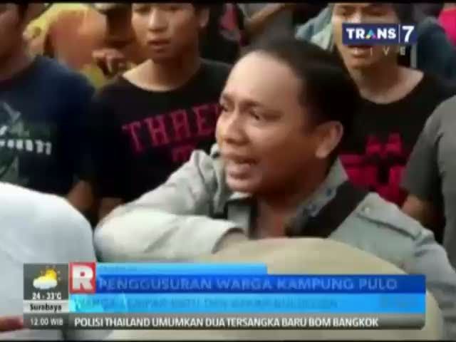 Tolak Digusur, Warga Kampung Pulo Bentrok