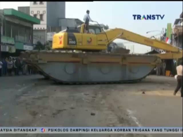 6 Alat Berat Diterjunkan ke Kampung Pulo