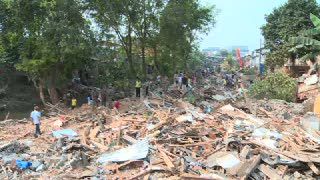 Begini Sibuknya Warga Kampung Pulo Selamatkan Sisa Barang Reruntuhan