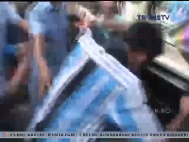 Supir Taksi Liar Dikeroyok Supir Taksi