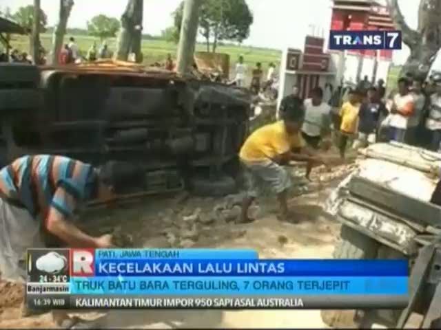 Truk Batu Bara Terguling, 7 Orang Terjepit 