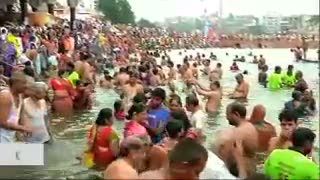 Ribuan Umat Hindu Mandi Bersama di Festival Kumb Mela