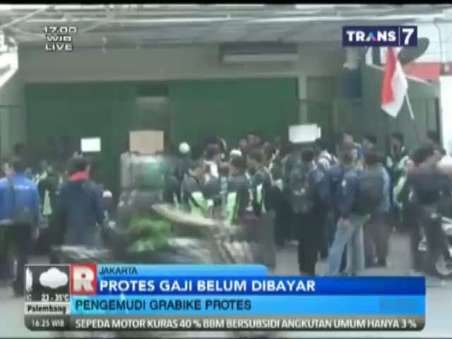 Para Pengemudi Grabike Protes Gaji Belum Dibayar
