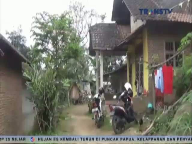 Tuhan di Banyuwangi Bekerja Sebagai Tukang kayu