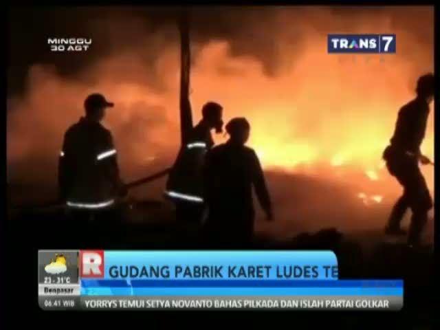 Gudang Pabrik Karet Ludes Terbakar 
