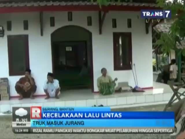 Truk Berisi Pengantar Haji Masuk Jurang