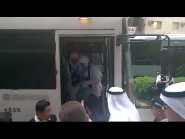 Bunga Mawar dan Air Zamzam Penyambut Jemaah Haji Indonesia di Makkah