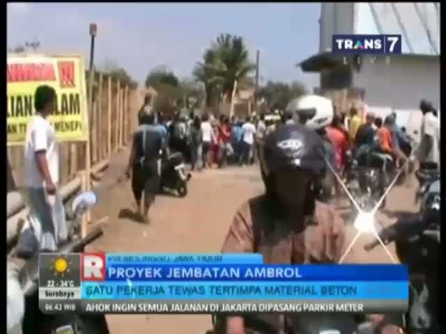 Jembatan Ambrol, Seorang Pekerja Tewas Tertimbun