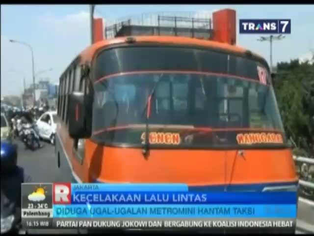 Diduga Ugal-ugalan, Metromini Hantam Taksi
