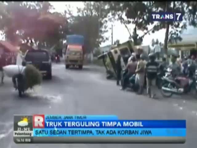 Truk Kelebihan Muatan Terguling dan Timpa Mobil Sedan