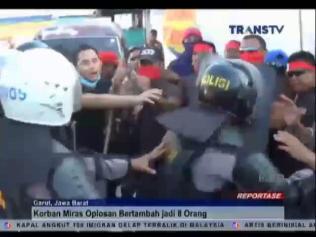 Unjuk Rasa Minta Pilkada Surabaya Tahun Ini