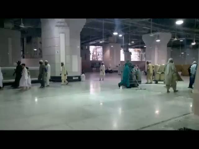 Aksi Penjaga Kebersihan Masjidil Haram