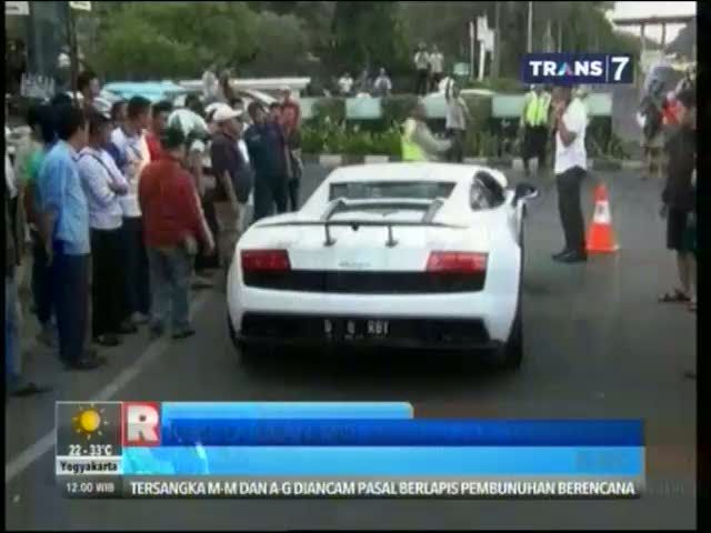 Mobil Mewah Plat Bodong Menabrak Sepeda Motor