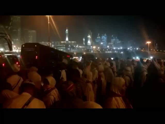 Bubar Berjamaah Isya, Ribuan Jemaah Indonesia Penuhi Terminal Bus