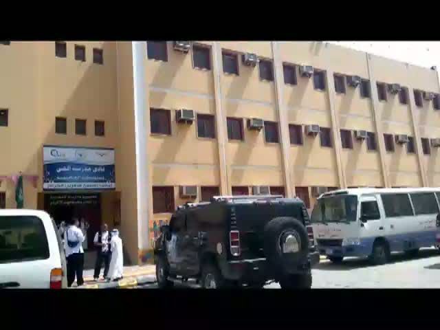 Siswa SMP di Makkah Sambut Jemaah Haji Indonesia