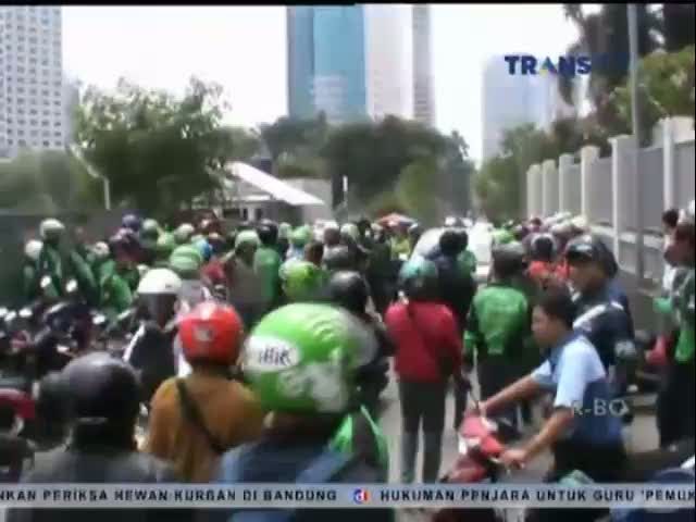 Ratusan Pengemudi Go-Jek Sweeping Ojek Pangkalan