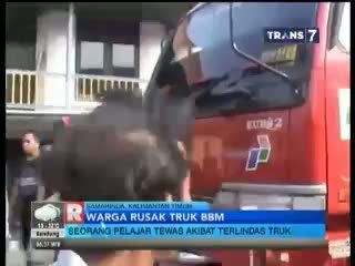 Warga Rusak Truk BBM Usai Menabrak Seorang Pelajar 