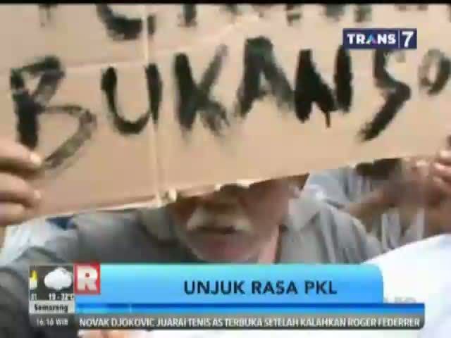 Ratusan PKL Pasar Karang Anyar Demo di Kantor Ahok