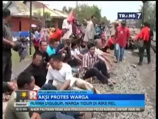 Rumah Digusur, Warga Nekat Tidur di atas Rel 